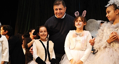  Karşıyaka’da binlerce yurttaş tiyatroyla buluştu