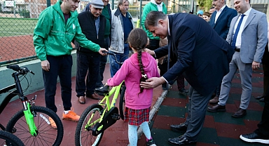 Karşıyaka'da çocuklar hayallerindeki bisikletlere kavuştu