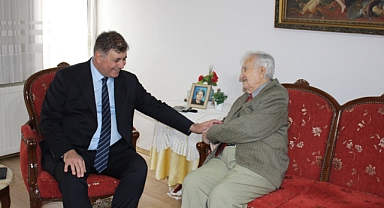 Başkan Tugay’dan Karşıyakalı çınara ziyaret