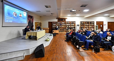  İzmir’de Cumhuriyet demokrasi ve siyaset konuşuldu