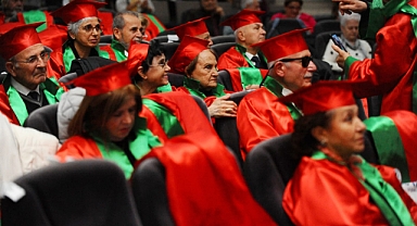 Karşıyaka 3. Yaş Üniversitesi’nde mezuniyet coşkusu