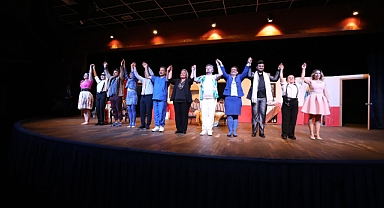 Narlıdere Belediye Tiyatrosu, 20.yıl Promiyerini Tom, Dick ve Harry ile yaptı 