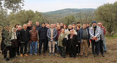 Yaşam Koyu Toprak Okulu'ndaki zeytin budama eğitimine çiftçilerden büyük ilgi