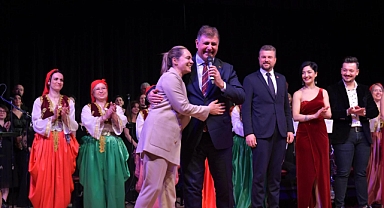 CHP'li Tugay, Balkan ezgilerine eşlik etti