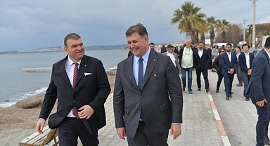 CHP'li Tugay, mezattan fener balığı aldı, sahilde yürüdü