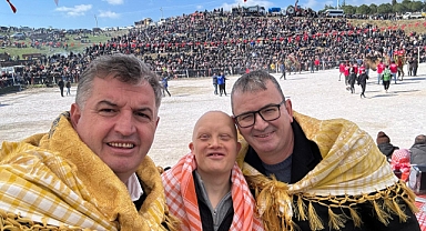 Kınık’ta develerin güreştiği festival, renkli görüntülere sahne oldu