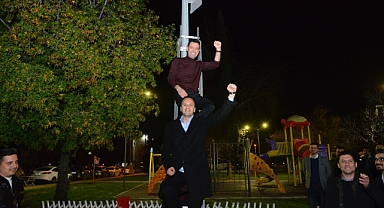 Başkan adayları Önal ve Eşki, bayrak astı