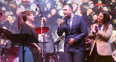 Bornova Adayı Ömer Eşki'den emekçi kadınlar için İlkay Akkaya konseri