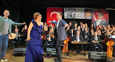 Çiftçioğlu sahnede oynadı, koroyla şarkı söyledi