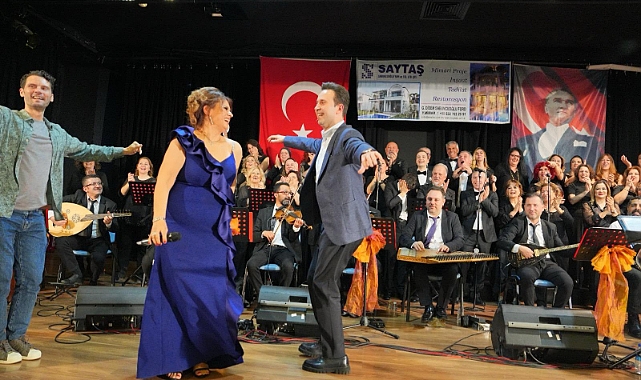 Çiftçioğlu sahnede oynadı, koroyla şarkı söyledi