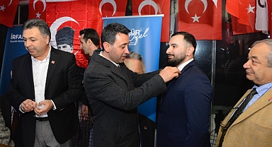 Memleket Partisi’den CHP’ye geçtiler... Rozetlerini İrfan Önal taktı