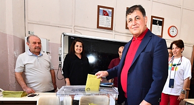 Başkan Cemil Tugay İzmir Tabip Odası seçimlerinde oyunu kullandı