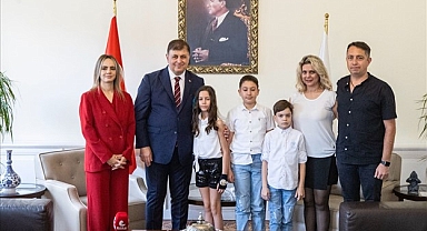 Başkan Tugay’ın emanet ettiği koltukta şarkılı mesaj