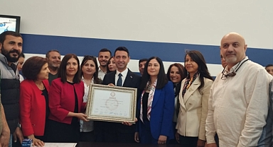 Bayraklı'da mazbata heyecanı: Önal başkanlığını resmileştirdi