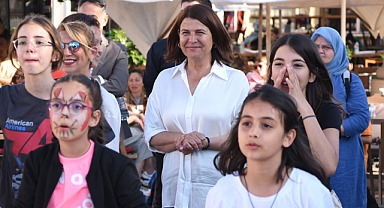  Foça'da çocuklar doyasıya eğlendi