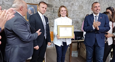 Konak'ın yeni belediye başkanı Mutlu mazbatasını aldı: 5 yıl bizi bekliyor