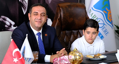 Narlıdere’de minik Ali koltuğu Başkan Uzun’dan devraldı