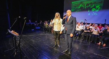 Başkan Işık sahnede şarkı söyledi!