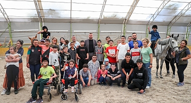  Buca'nın özel çocuklarına atlı terapi
