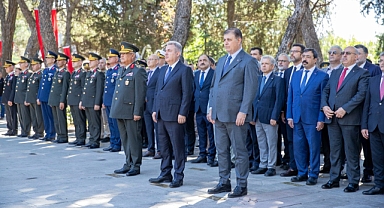 Başkan Tugay'dan şehitlerin kabrine karanfil