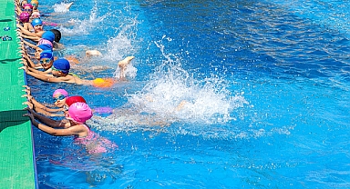 Bayraklı Belediyesi'nin yüzme kursuna büyük ilgi