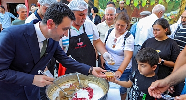 Bayraklı'da 4 noktada 4 bin kişi ile aşure paylaşıldı