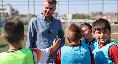 Geleceğin futbol yıldızlarına Başkan Duman'dan ziyaret