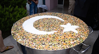 Güzelbahçe'de aşure kazanı kaynadı