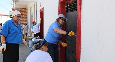 Güzelbahçe'de imece örneği: Kadınlar köyü boyadı