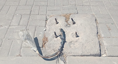 Çeşme'de akıl almaz görüntüler… Kablonun ucuna pet şişe takmışlar!