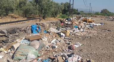 Kemalpaşa’da mezar yerleri çöp yuvası oldu!