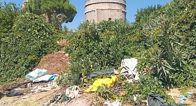 Tarihi Tapınak'ın çevresi çöplük... Bergama bunu mu hak ediyor?