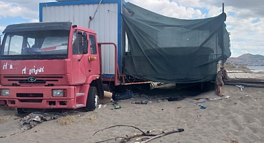 Dikili'ye yakışmayan görüntüler… Plaj resmen gecekonduya döndü!