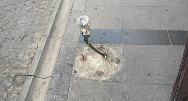 Elektrik kabloları pet şişelerle koruma altında… Ciddiyetsizliğin yeni boyutu!