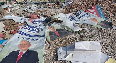 Bergama’da başkanın afişleri bile çöpte!