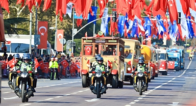 Cumhuriyetin 100 yılına tanık İETT otobüslerinden nostaljik geçit