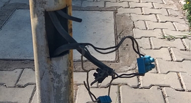 Elektrik kabloları tehlike saçıyor… Korkunç ihmal!