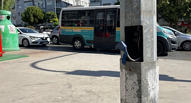 İzmir'de elektrik direkleri sorumsuzluk sarmalında… Artık pes demekten öteye geçti!