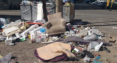 Karşıyaka'da ihmal…İşçi çok, temizlik yok!