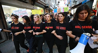 'Kırık Saçlar' özgürlüğe Efes Selçuk sokaklarında yürüdü