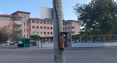 Okul yolunda tehlikeli trafo… Veliler ve öğrenciler tedirgin!