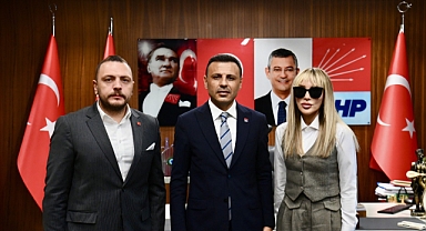 Siyasete atılacağını söyleyen Seren Serengil'den CHP'ye ziyaret