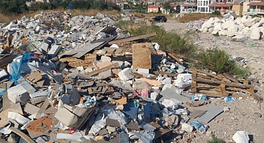 Turistik beldede kirlilik felaketi… Alaçatı artık bir çöp yığını!