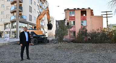 Çiğli'de trafik rahatlaması için çalışma... Metruk binalar yıkılıyor