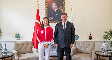 İlklere imza atan İzmirli yüzücü Başkan Tugay'la buluştu