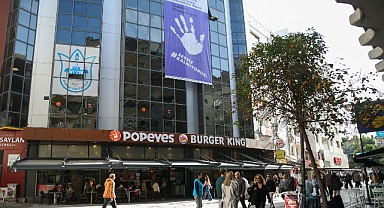 Konak'tan şiddete karşı dev afiş: Sessiz kalmıyoruz!