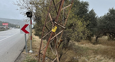 Tehlikeli bekleyiş… Elektrik direği alarm veriyor!