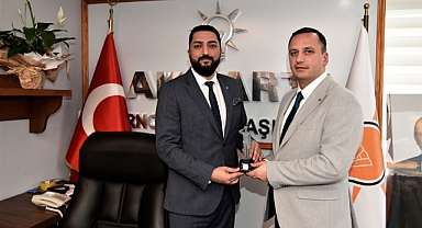 Bornova'da siyaset üstü diyalog ... Ömer Eşki'den AK Partili Dağlıer'e ziyaret