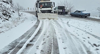 İzmir'de kar yağışına anında müdahale... Büyükşehir sahada!