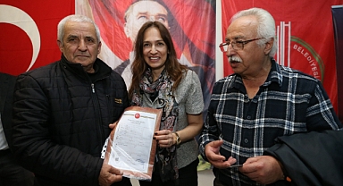 Karşıyaka'da 700 vatandaşa tapuları dağıtıldı... Dönüşümün önü açıldı!